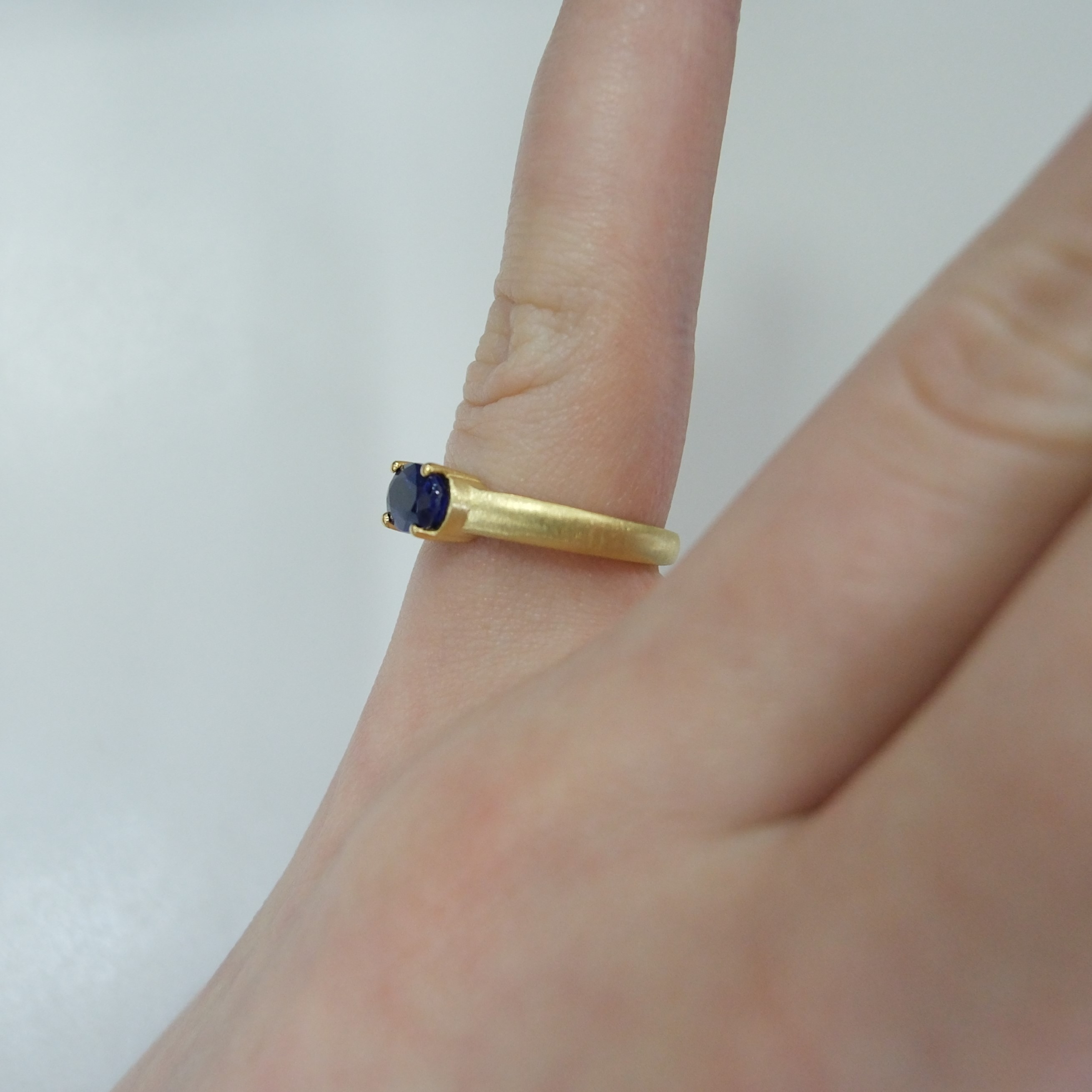 Серебряное кольцо с сапфиром